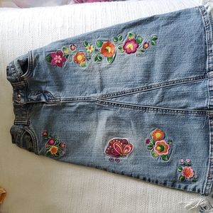 Hippy costume yes place skirt with flowers and butterfly 🪰